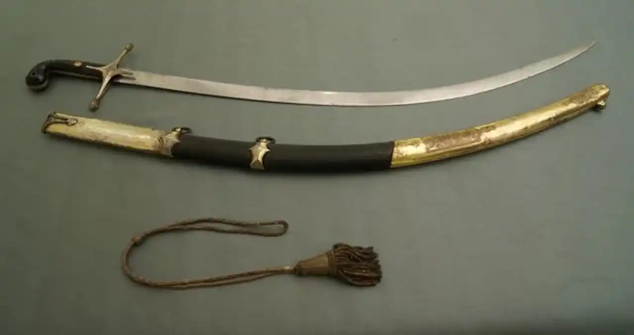 La decisión de trasladar el sable generó un profundo rechazo por parte de sectores de la oposición y de referentes culturales.