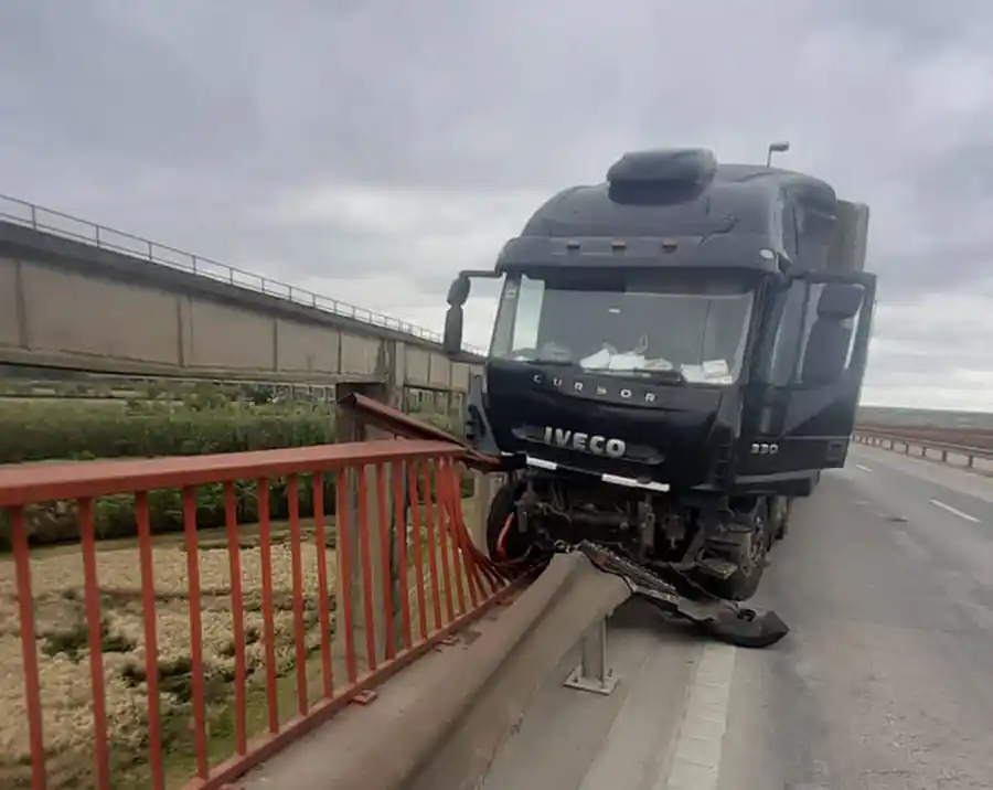Un camión impactó contra una baranda y de milagro no cayó al vacío
