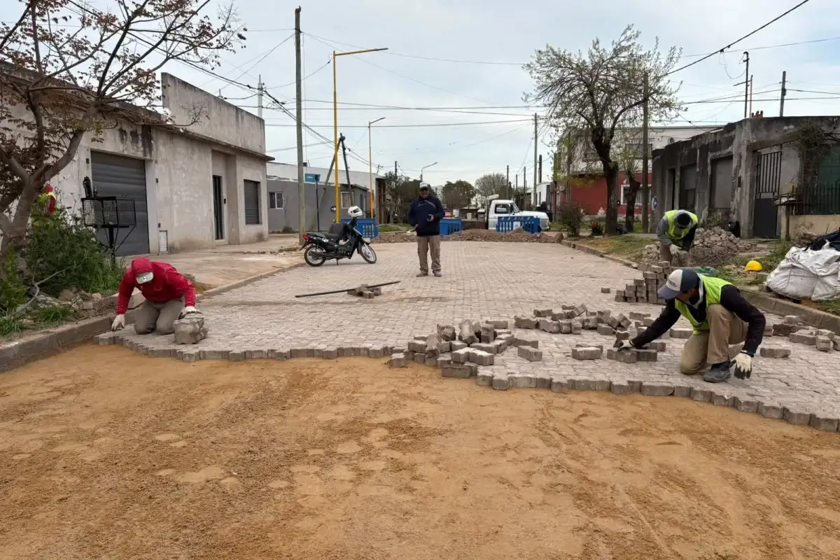 Reinstalan el pavimento articulado de la calle 3 de Caballería entre Pasteur y Edison