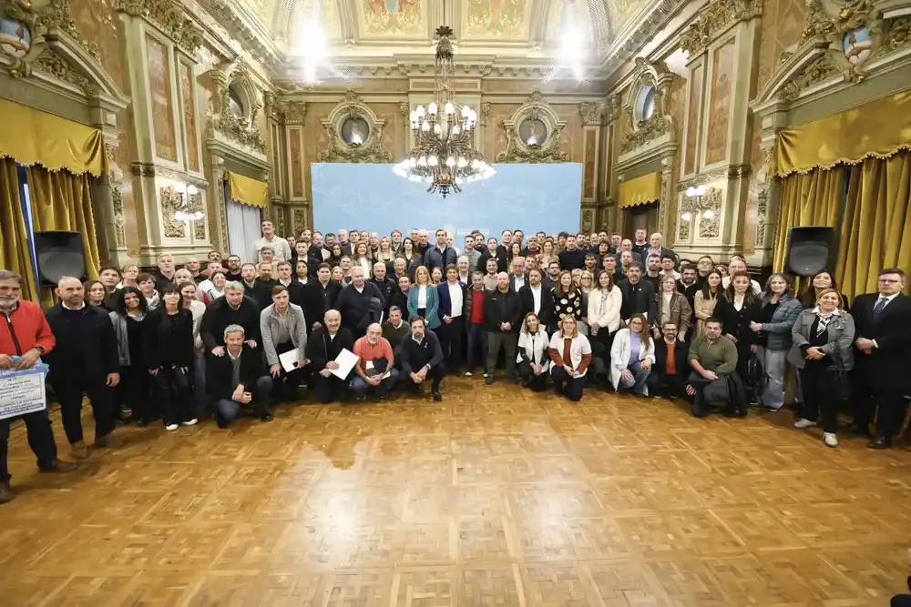 Kicillof con intendentes en el Salñon Dorado de la Gobernación.