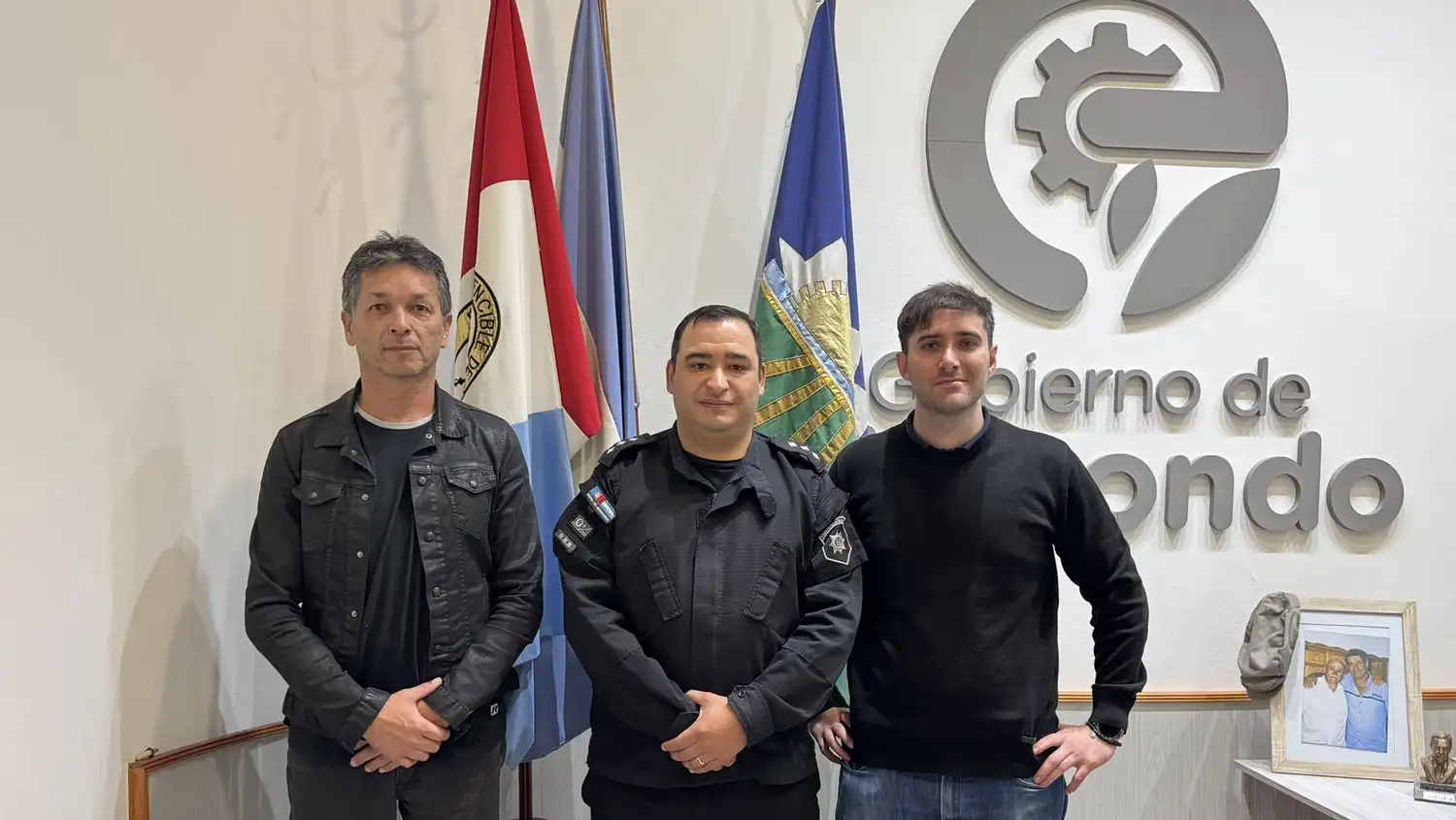 El comisario Retamazo junto a autoridades locales.