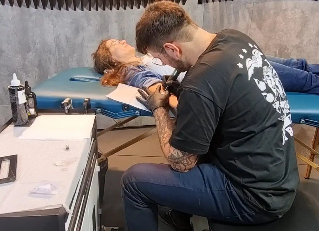 Martín Bianchi tatuó en vivo en Alto Día.
