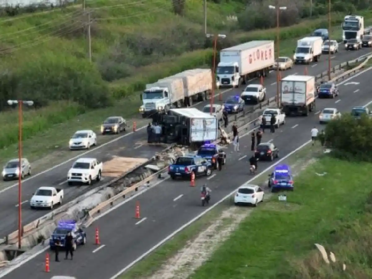 Siniestro vial en Santa Fe: Volcó un camión con ocho toneladas de pollo y vecinos se llevaron la carga