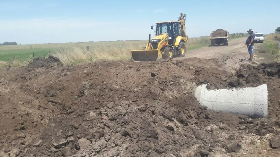 LOBERIA: Realizan trabajos de saneamiento en caminos rurales