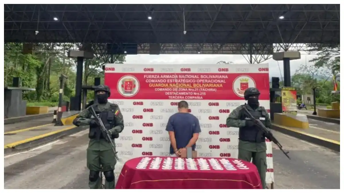 ¡QUÉ BÁRBARO! Atrapan a narcomula con más de 1 kilogramo de drogas en el estómago