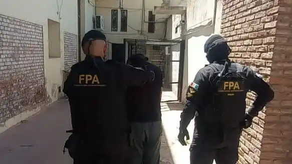 El detenido era trasladado a sede policial.