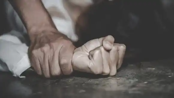 DEPRAVADO abusó de la suegra de 66 años