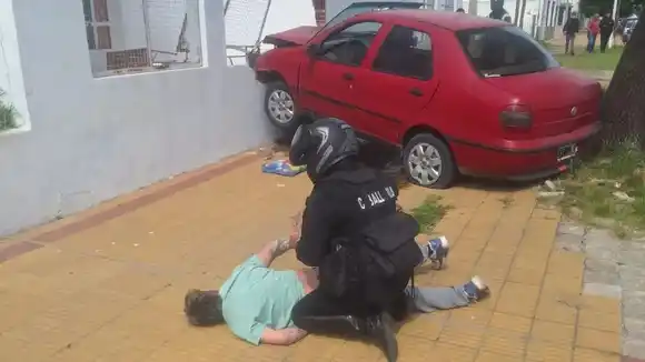 Un automovilista evadió un control, atropelló a dos personas y se incrustó contra un Jardín de Infantes de Tandil