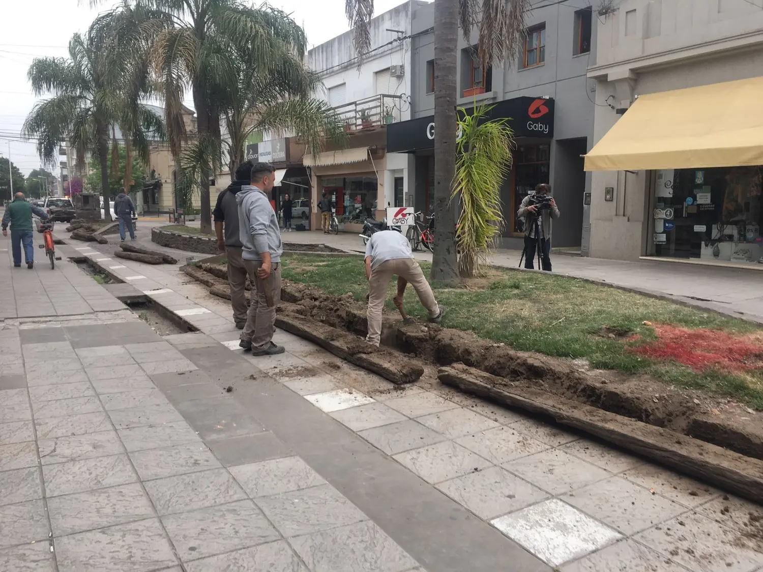 Peatonal: comenzaron a remover la segunda cuadra para la apertura vehicular
