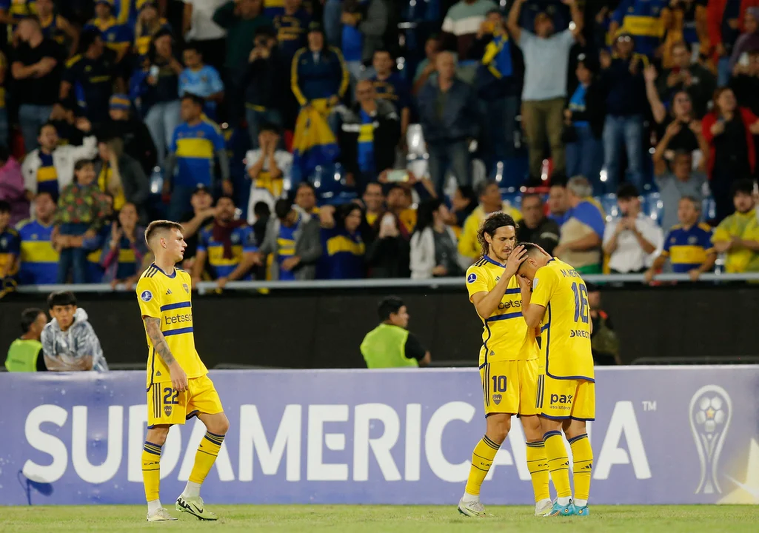 Edinson Cavani, de Boca Juniors, celebra el segundo gol con sus compañeros