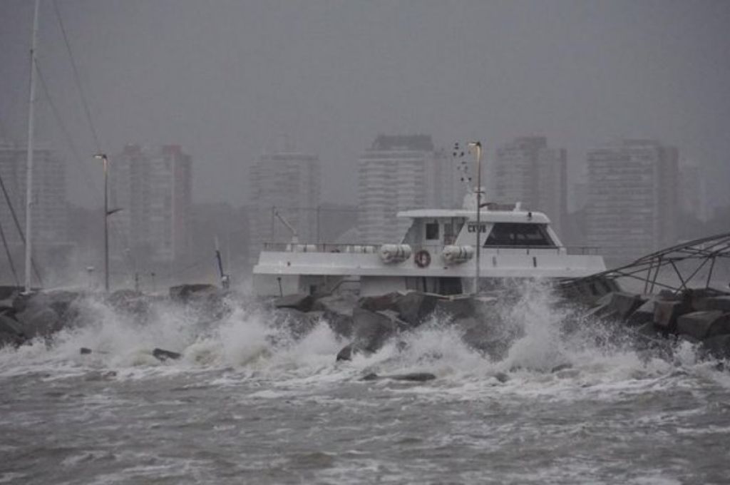Un ciclón subtropical afectó la costa uruguaya