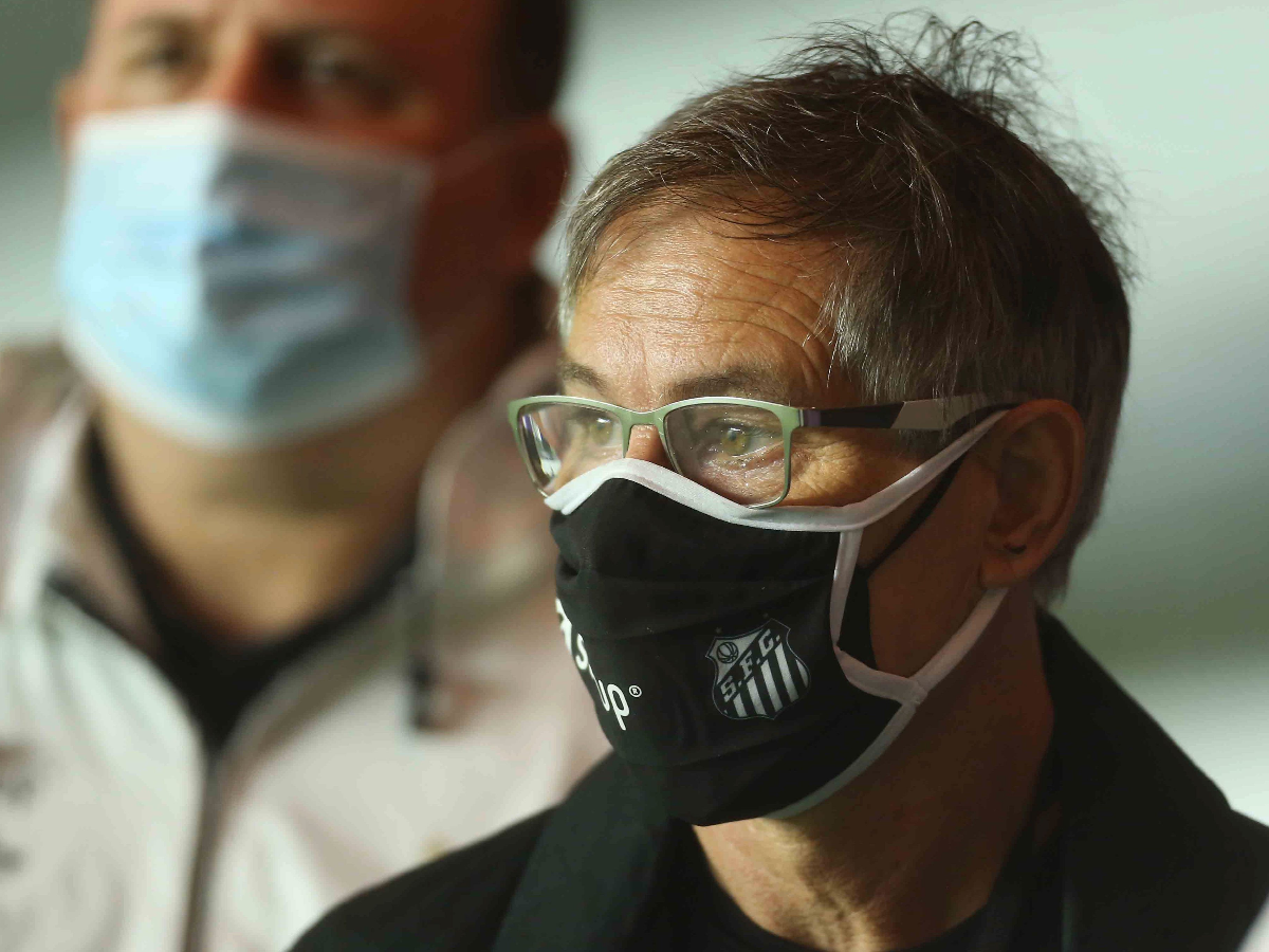 Holan renunció como DT de Santos 