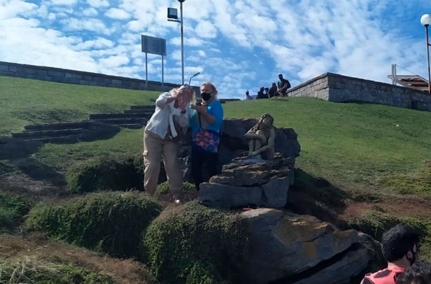 Repararon la misteriosa escultura de Playa Chica: "Se ha transformado en un atractivo turístico"