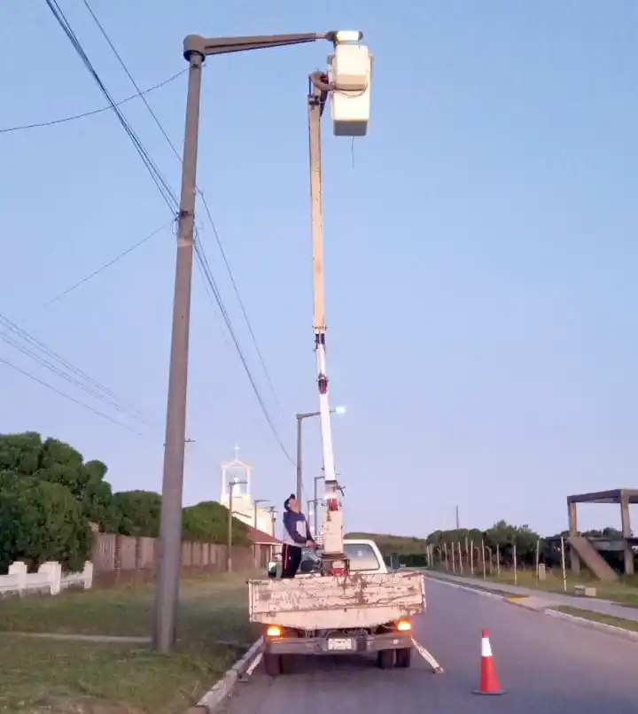 Recambio. De luminarias se hizo días pasados en la avenida 502