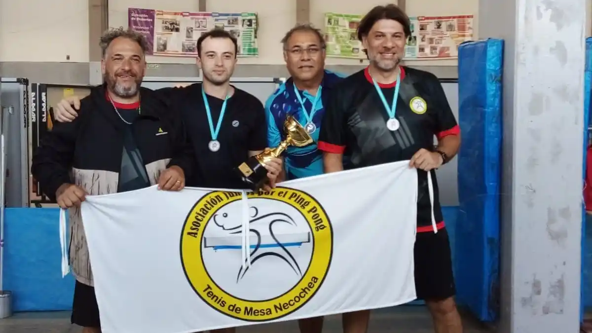 Parte del equipo de la Agrupación de Tenis de Mesa Necochea