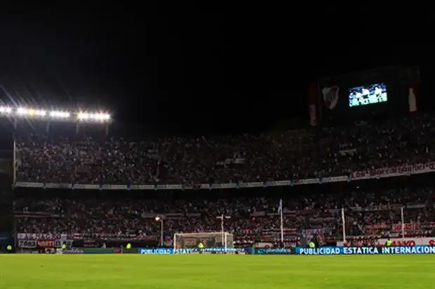 Pese a las críticas, River e Independiente jugarán a las 21.30