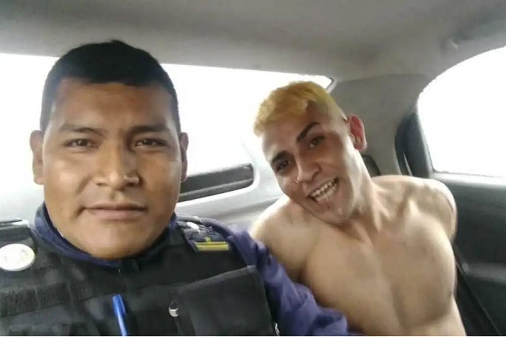 Sancionarán a un policía que se sacó una selfie con un preso