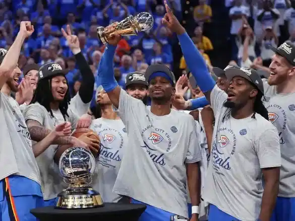 Los jugadores de Oklahoma City Thunder celebran el pase a la final de la NBA. Foto: AP/LaPresse