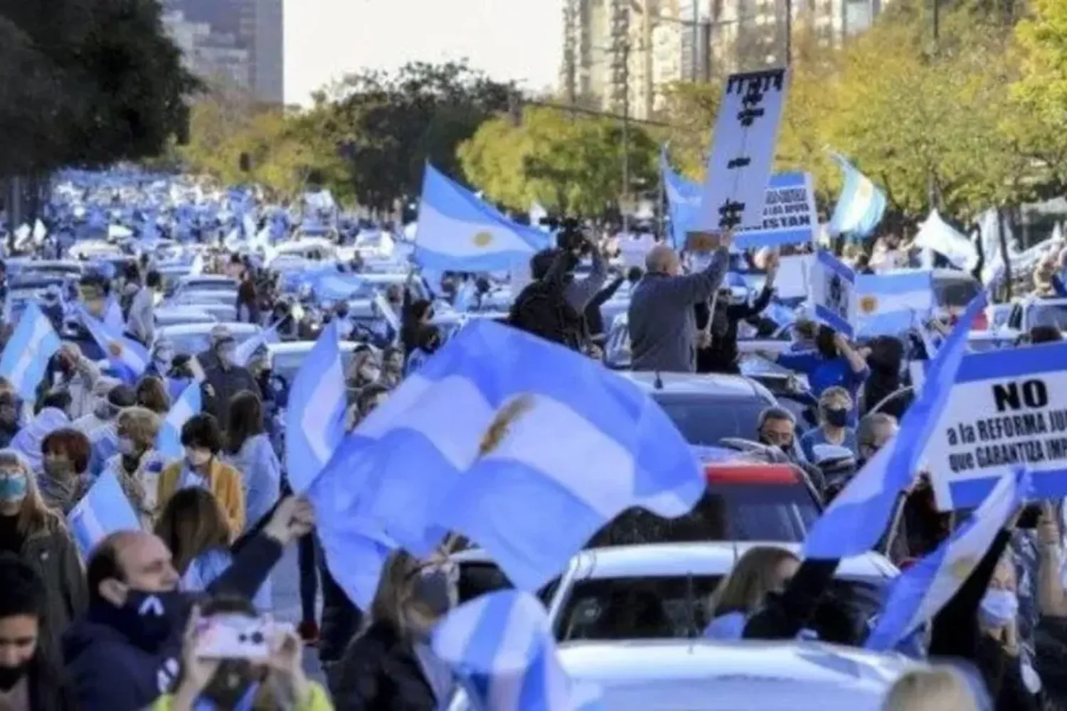 Tras el DNU: rafaelinos convocan a un banderazo