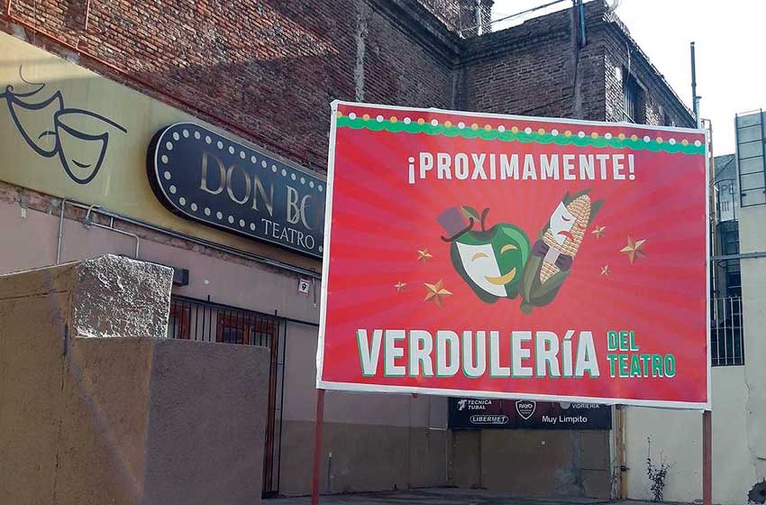 Colocan crespón negro en un teatro: ¿La sala más grande de Bahía Blanca convertida en una verdulería?