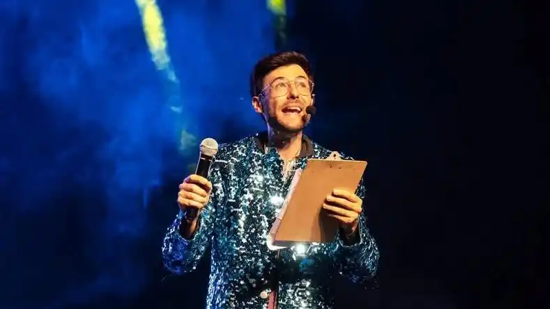 Pablo Albella. Durante su show de stand up “Universo +30”