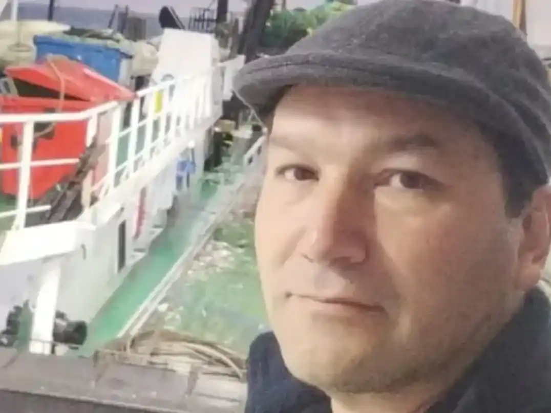 Tras la conferencia, familiares, compañeros y representantes del SOMU convocaron a una movilización en la Banquina Chica del puerto marplatense para reclamar la continuidad de la búsqueda y exigir el esclarecimiento de las circunstancias que rodearon la desaparición del marinero.