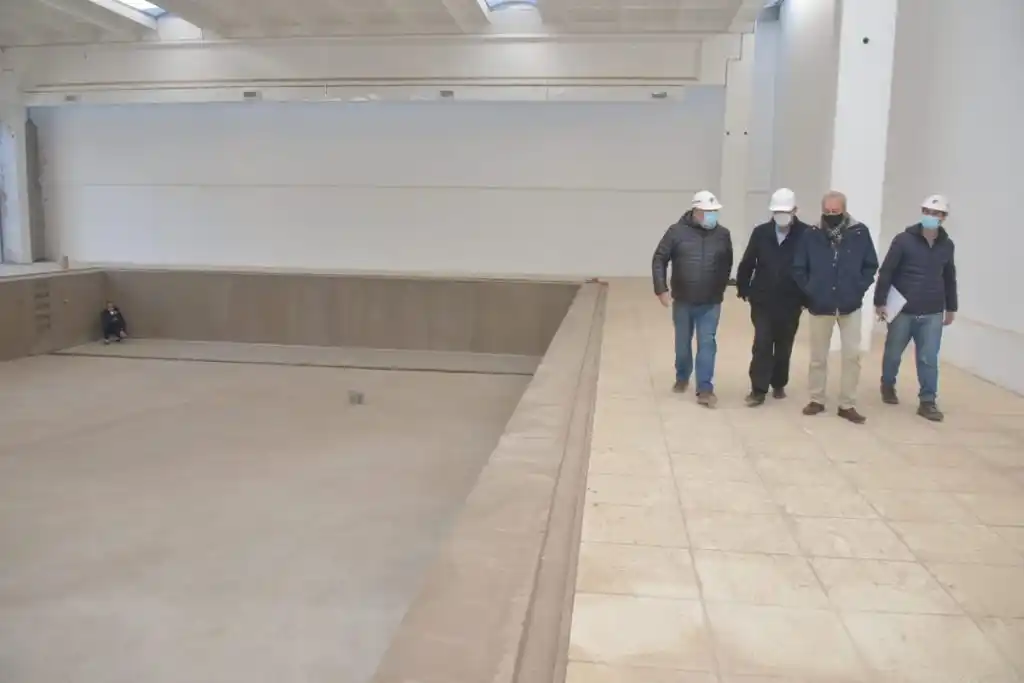 Lunghi supervisó el final de la construcción de las piletas del CEF 42 