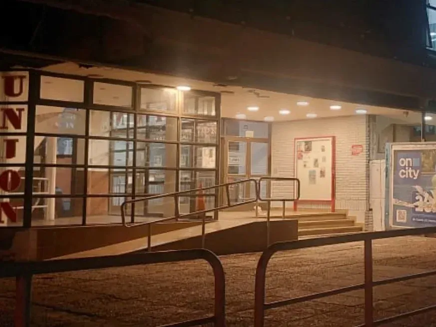 El "paquete" sospechoso fue encontrado en la puerta de la sede del club Unión.Foto: El Litoral
