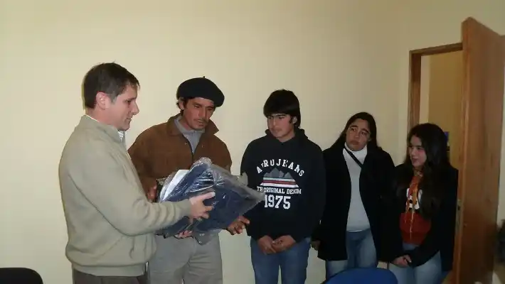 Entregaron útiles escolares a trabajadores rurales