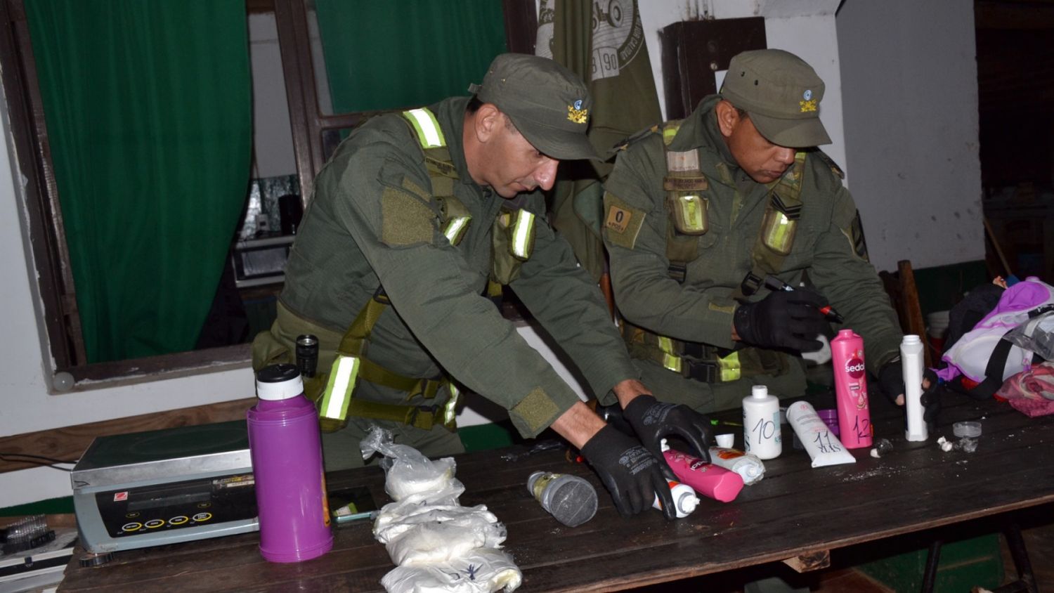 ¿Shampoo premium? Atraparon a una pasajera con 3kg de cocaína escondida de una forma “peculiar”