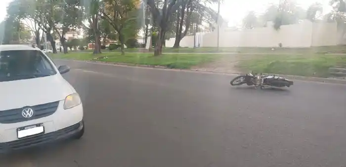 Hospitalizaron a un motociclista, con heridas de consideración en una de sus piernas