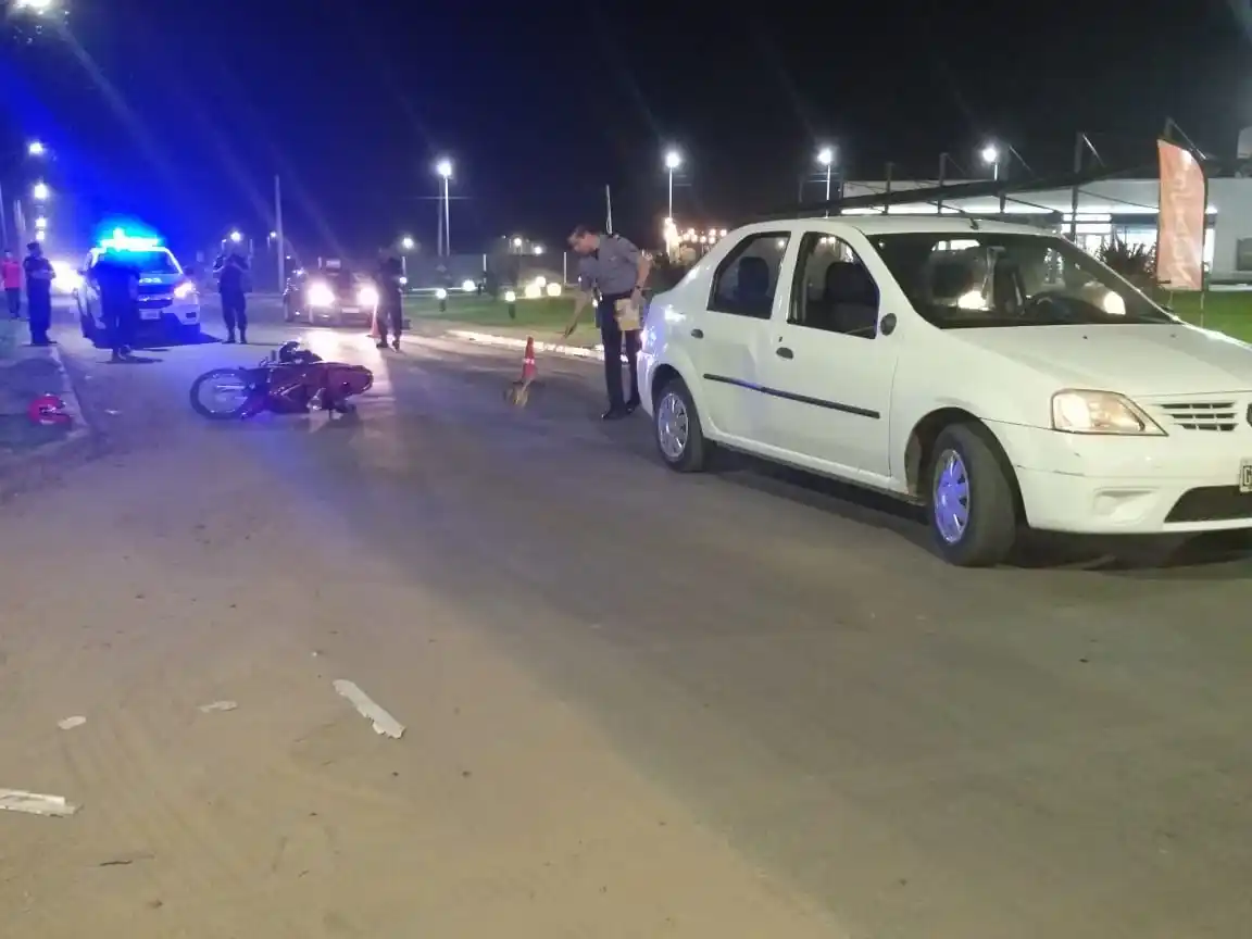 Hospitalizaron a una menor tras un choque entre un auto y una moto 