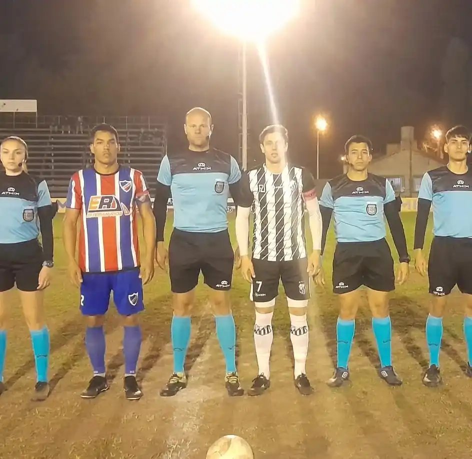 Jorge Newbery y Teodelina FBC se enfrentan en el debút por la Zona 13. Foto: Lorena Canaveccio