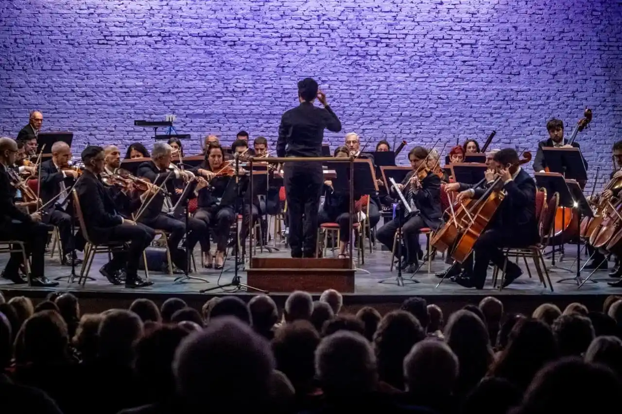 La programación combina música, danza y teatro a través de espectáculos de artistas locales y organismos municipales.
