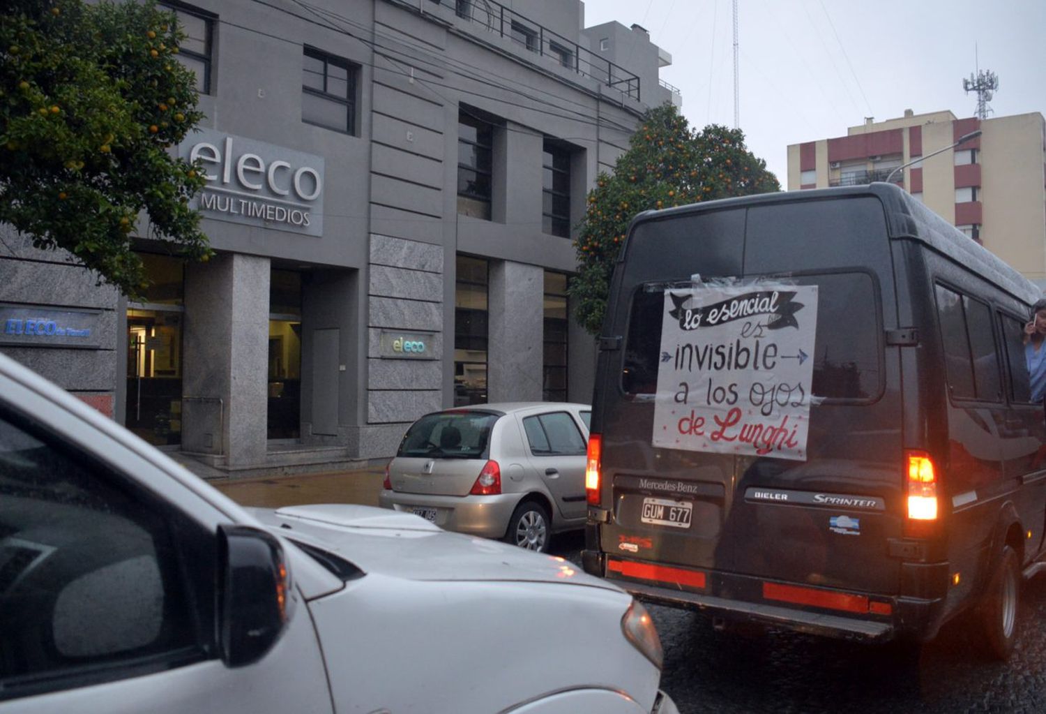 Trabajadores de la salud hicieron oír  de forma contundente su reclamo  con una caravana 