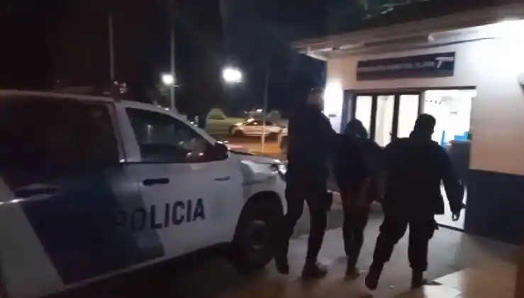 Trepó un paredón de dos metros para robar en una casa
