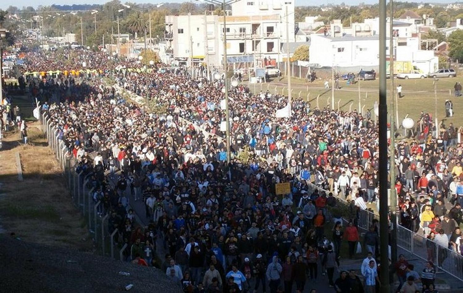 #12A: Multitudinaria peregrinación hacia el recital del Indio Solari