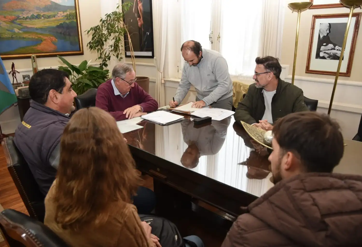 La escritura fue firmada en el despacho del intendente Miguel Lunghi por representantes de Alfa Apicultura y autoridades municipales.
