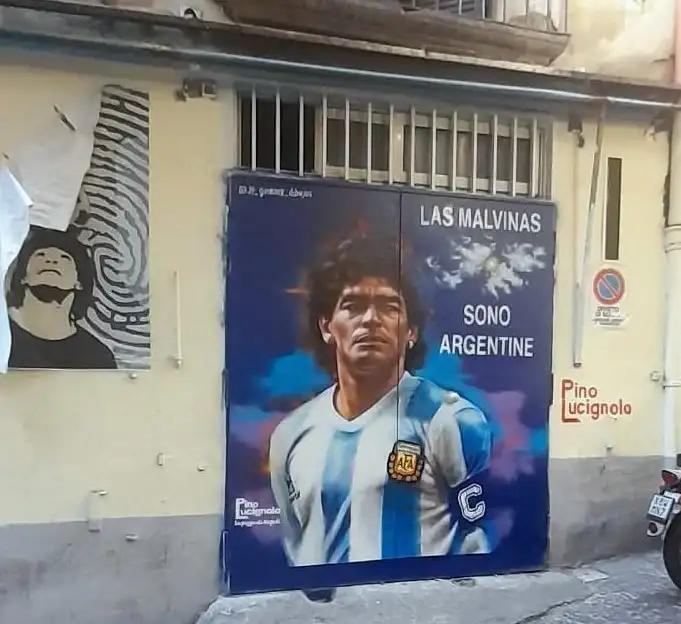Nápoles adora a Diego y junto al cartel la Malvinas son Argentinas-