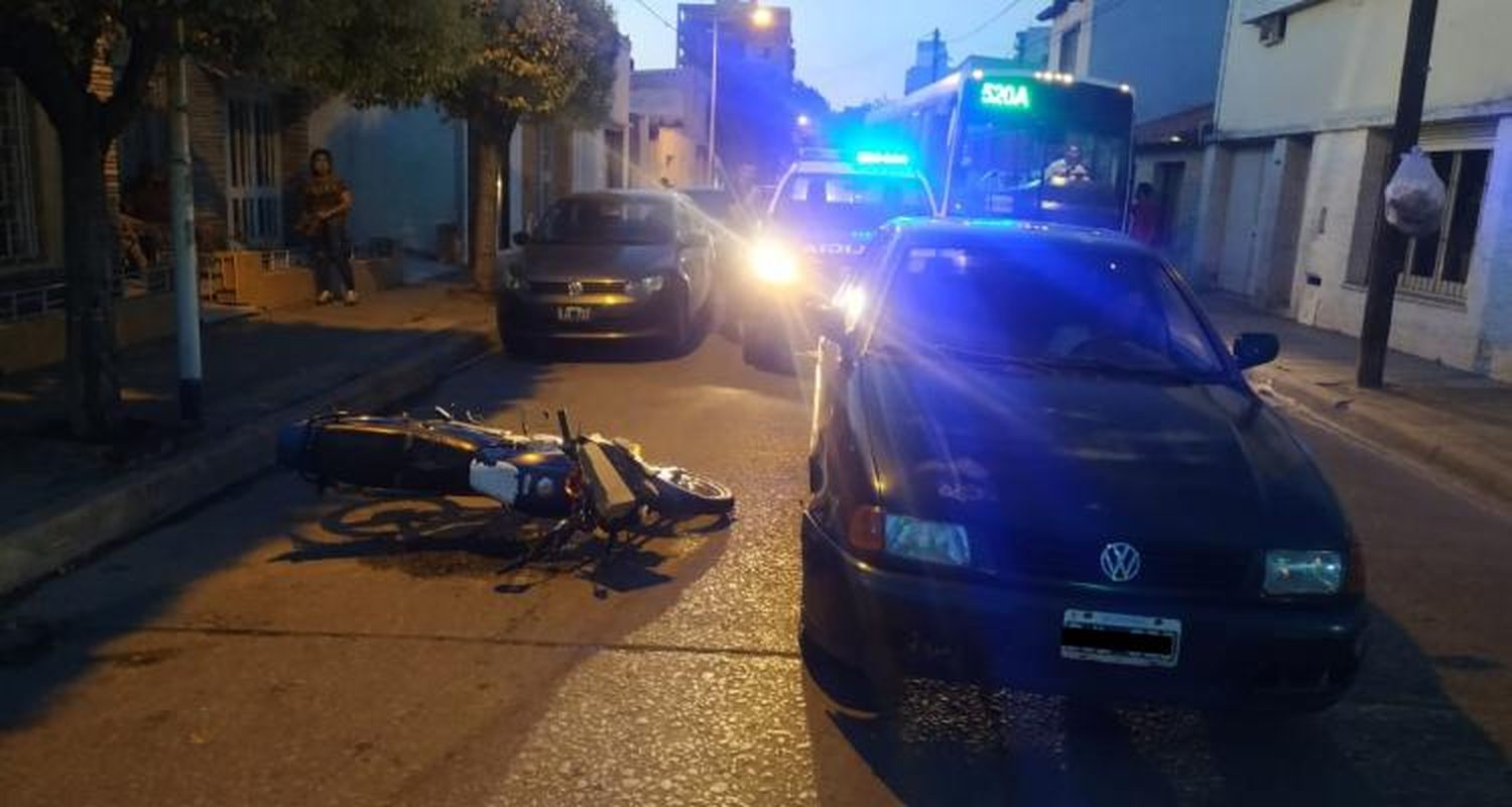 Asistieron en el Hospital a un motociclista que chocó a un auto y sufrió lesiones en su cabeza
