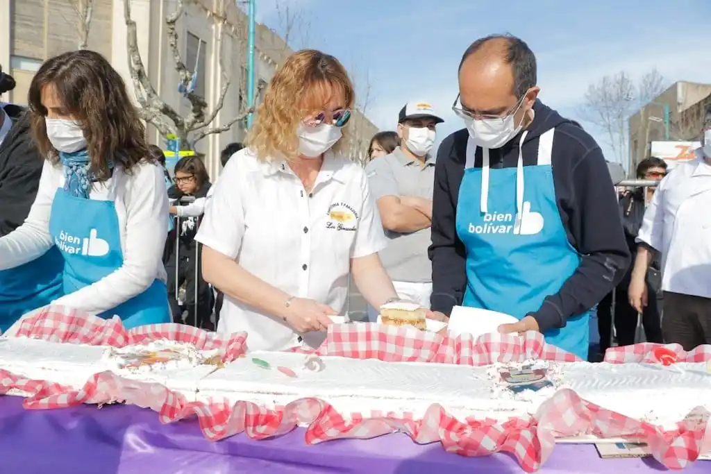 Bolívar hizo la torta más extensa del país: La confeccionó una panadería local y midió 132 metros