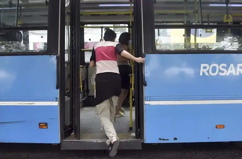 Los choferes de colectivo siguen de paro y hay expectativas para este lunes