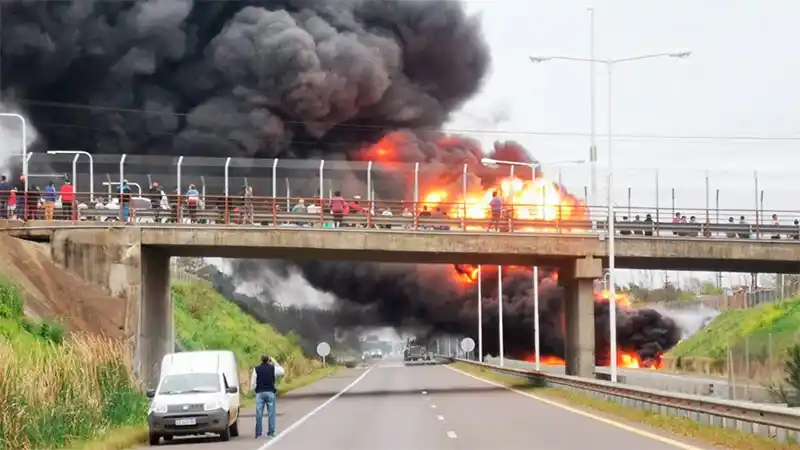 Impresionante incendio de un camión que transportaba combustible en la 14