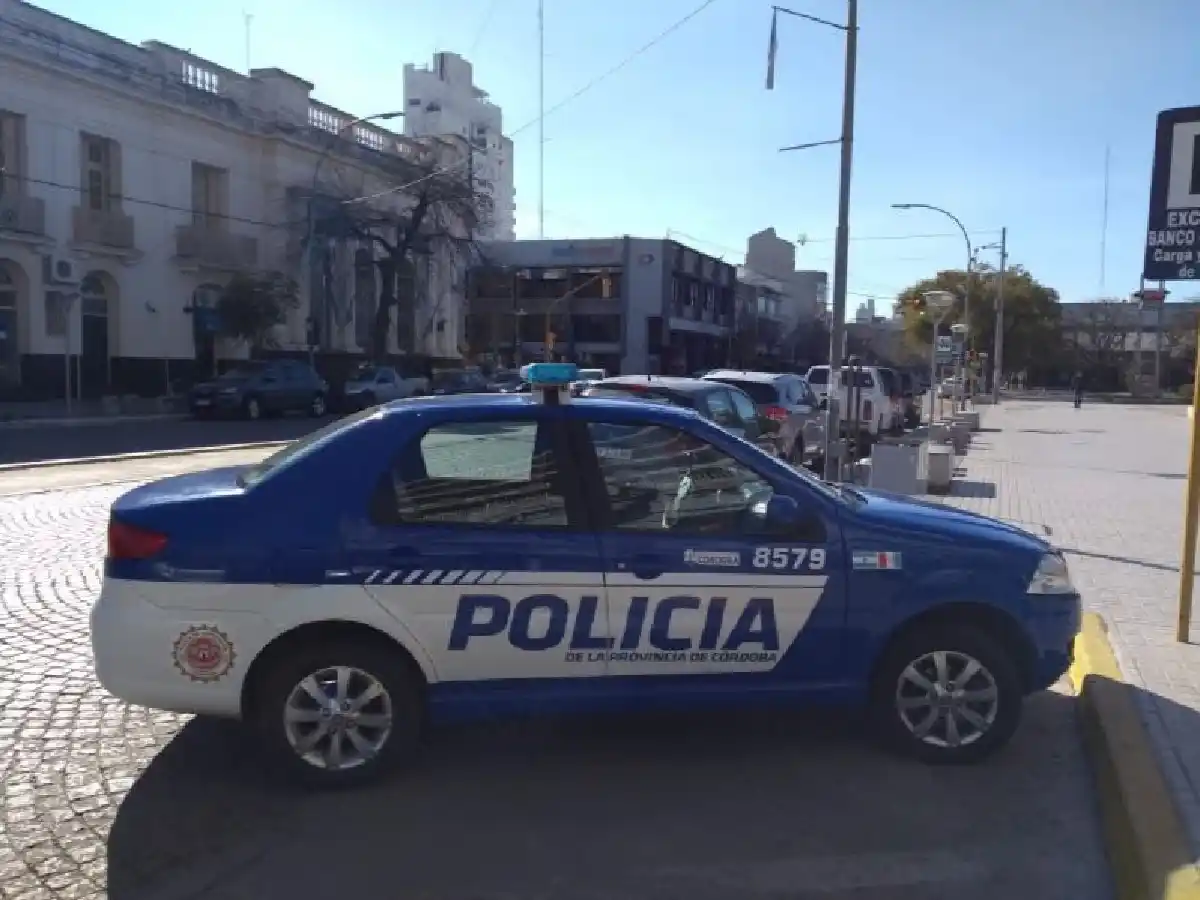 Conducía a alta velocidad y fue detenido por resistencia y amenazas a la Policía