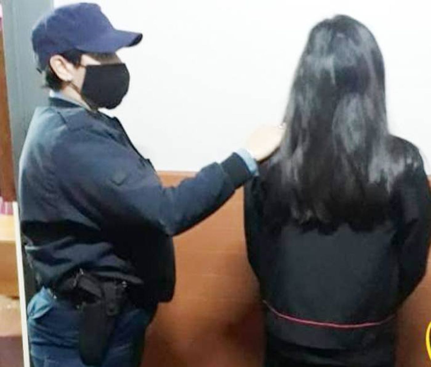 Detuvieron a la madre de la beba hallada con un cuchillo incrustado en el cuerpo