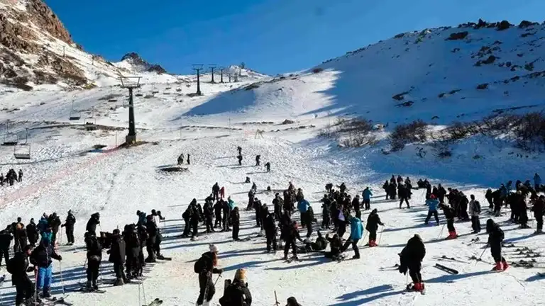 El impacto de las medidas del DNU de Milei para el turismo: qué pasará con los viajes de egresados