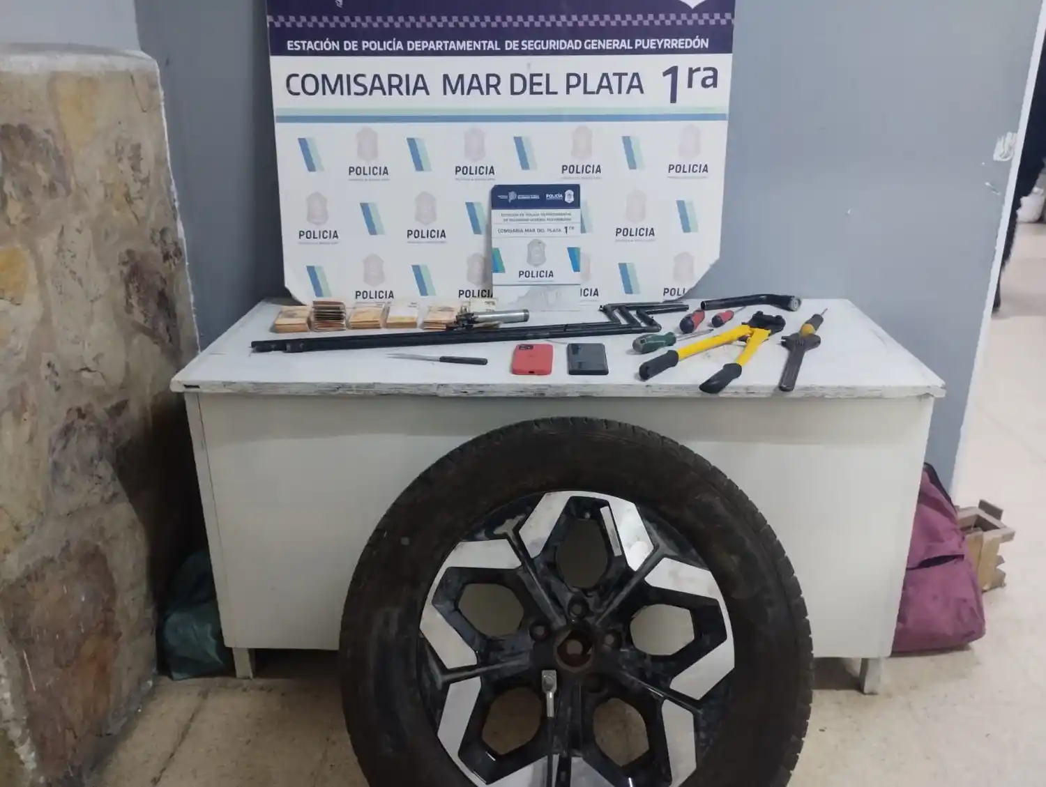 Los detenidos circulaban con patentes apócrifas en el vehículo.