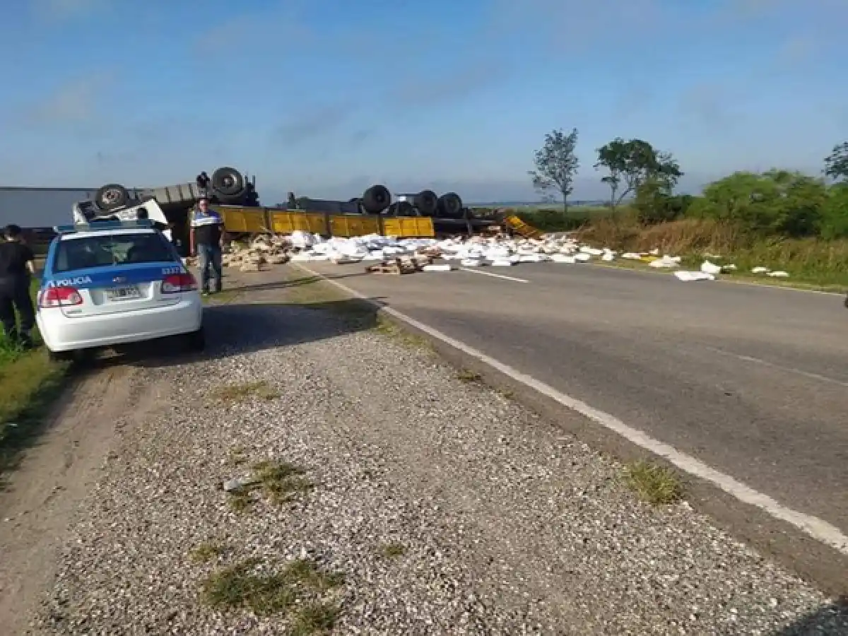 Camión volcó en la ruta 10 y trabajan para rescatar al camionero