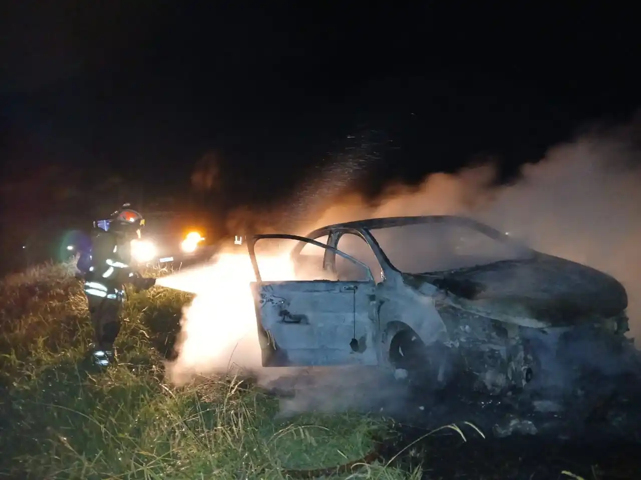 Un auto se incendió en la Autovía 14: sus dos ocupantes eran de Gualeguaychú