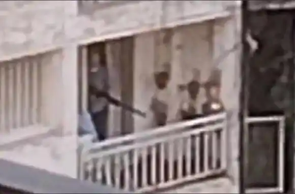 Insólito: disparaba con un rifle desde el balcón en pleno centro para matar palomas y fue detenido